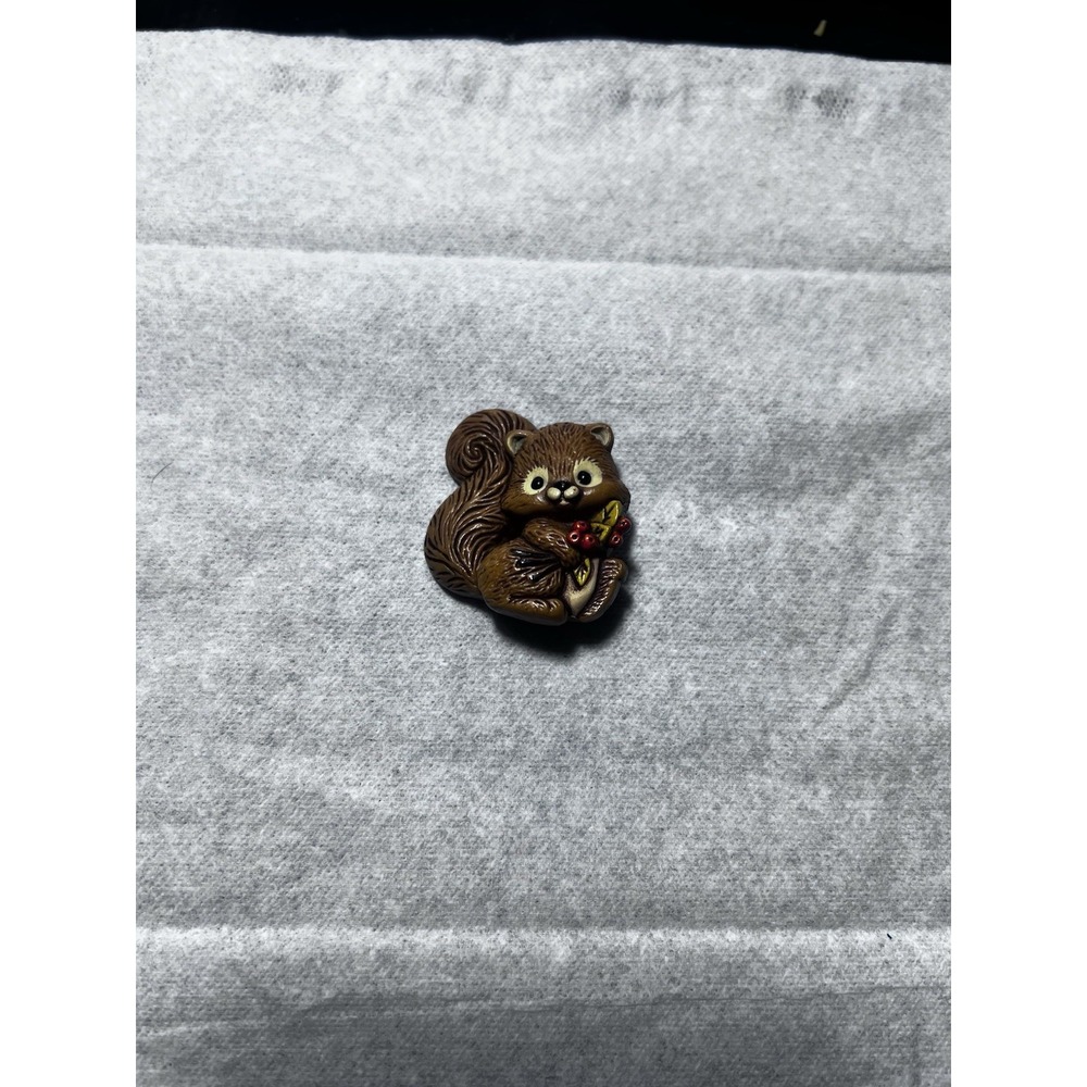 Cute Collectible Brooch Pin Fall Squirrel Holding Berries‎ Signed 1982 Hallmark - Picture 4 of 9